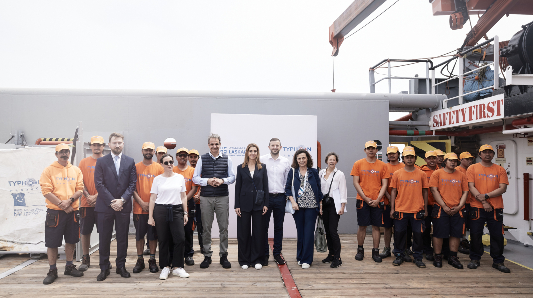 Mητσοτάκης: Επίσκεψη στο πλοίο «Typhoon»