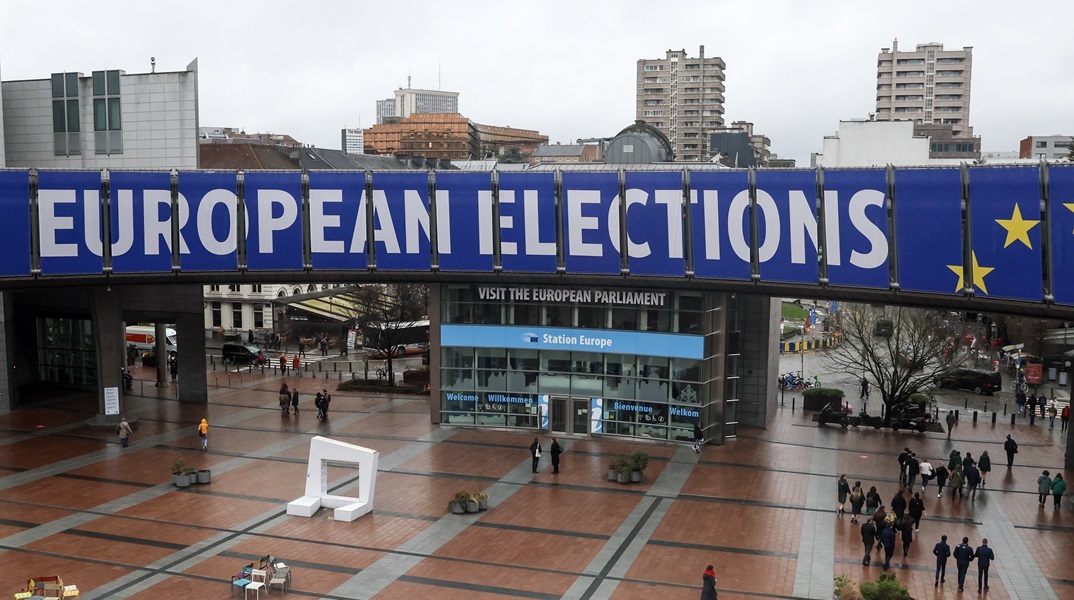 Έξω από το  Ευρωπαϊκό Κοινοβούλιο στις Βρυξέλλες 