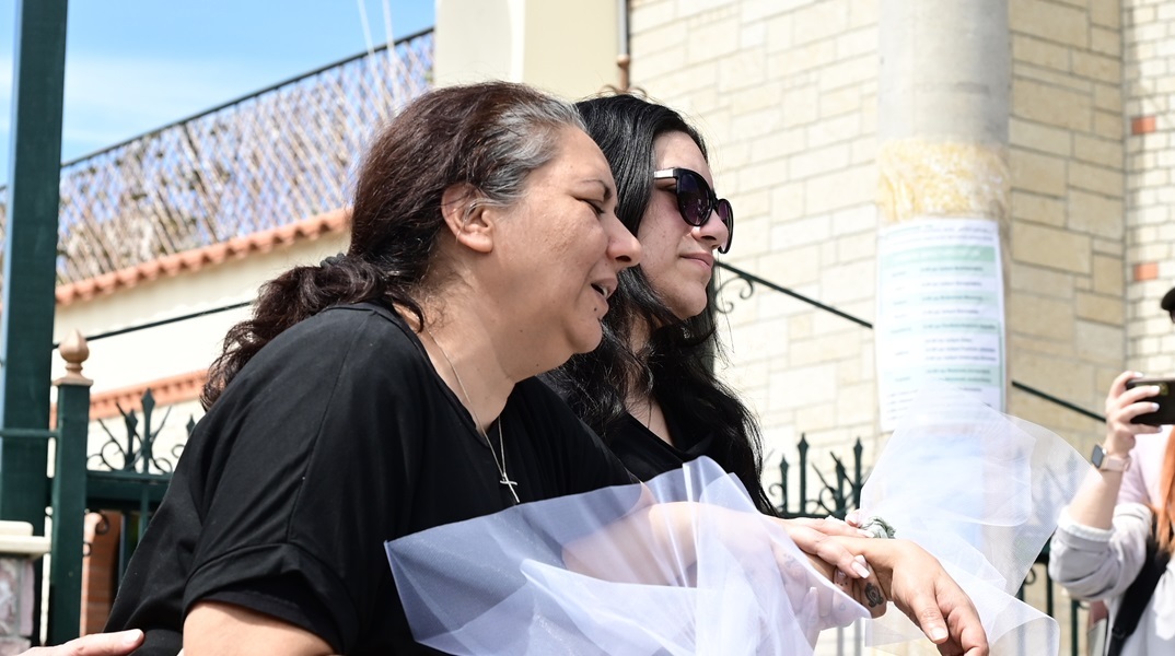 Η μητέρα της Κυριακής Γρίβα, της κοπέλας που δολοφονήθηκε έξω από το ΑΤ Αγίων Αναργύρων