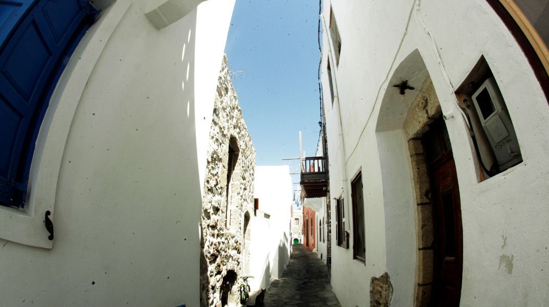 Στενάκια στη Νίσυρο, όπου επικρατεί αναστάτωση λόγω των γεγονότων