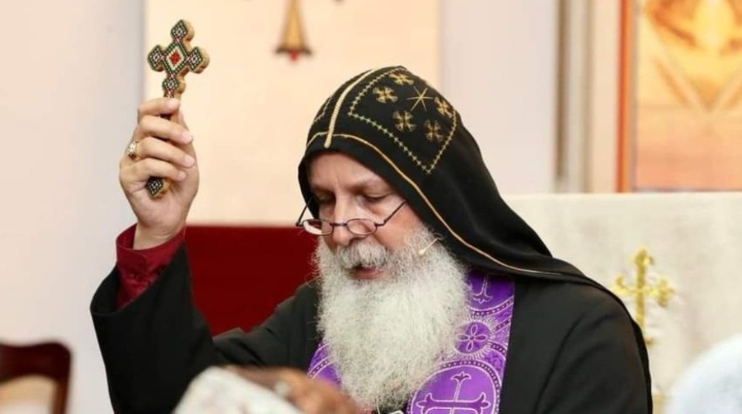 Ο επίσκοπος Μαρ Μαρί Εμάνουελ κρατώντας σταυρό