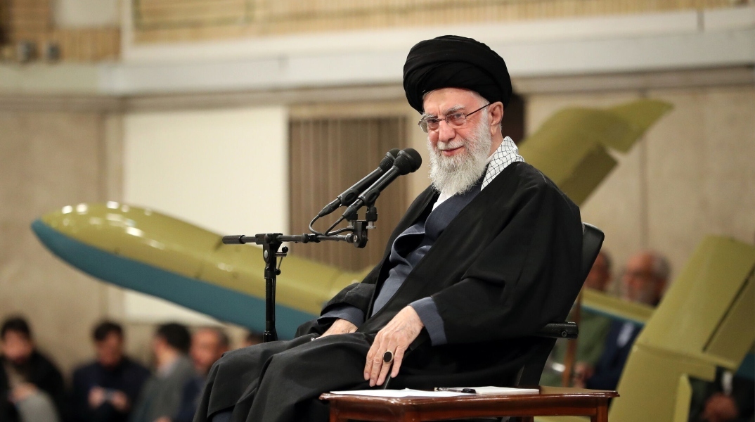 Ο ανώτατος ηγέτης του Ιράν Αλί Χαμενεΐ καθισμένος μπροστά σε 2 μικρόφωνα