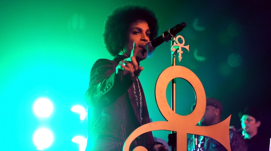 O Prince επί σκηνής μπροστά στο μικρόφωνο