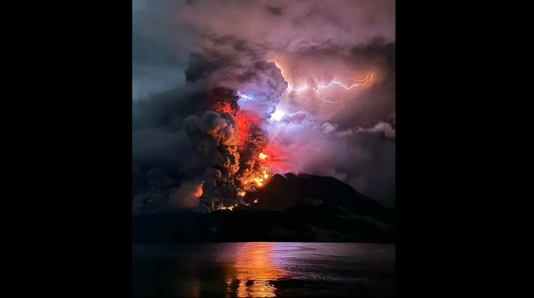 Έκρηξη ηφαιστείου με λάβα, καπνούς και στάχτη
