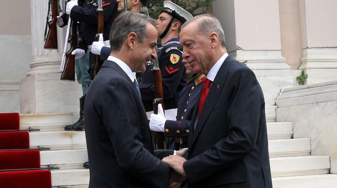 Στιγμιότυπο από τη συνάντηση Μητσοτάκη - Ερντογάν στην Αθήνα. Η άφιξη Ερντογάν στο Μαξίμου