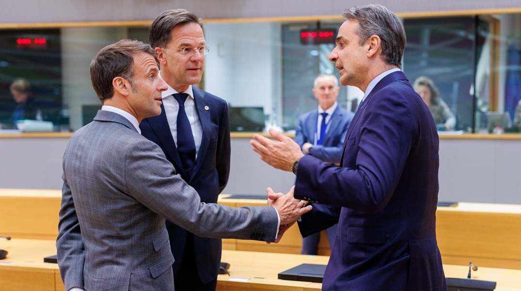 Ο πρωθυπουργός Κυριάκος Μητσοτάκης στη Σύνοδο Κορυφής στις Βρυξέλλες με τον Μακρόν και τον Ρόυτε