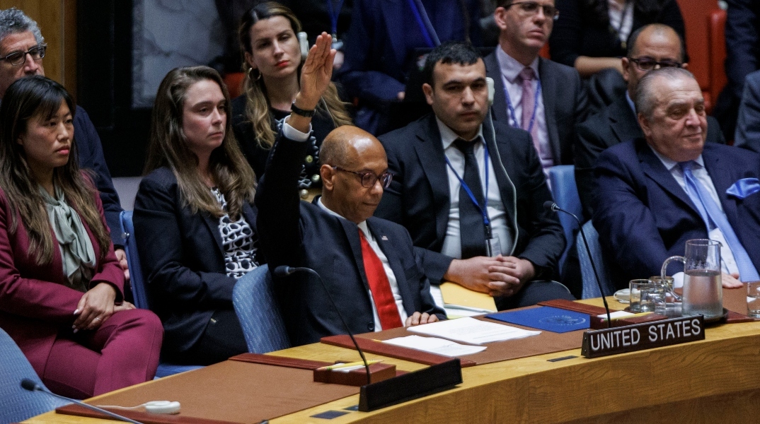 Ο Αντιπρόσωπος των ΗΠΑ, Ρόμπερτ Γουντ σηκώνει το χέρι του για να υποδείξει την ψήφο του κατά της ένταξης της Παλαιστίνης στα Ηνωμένα Έθνη 