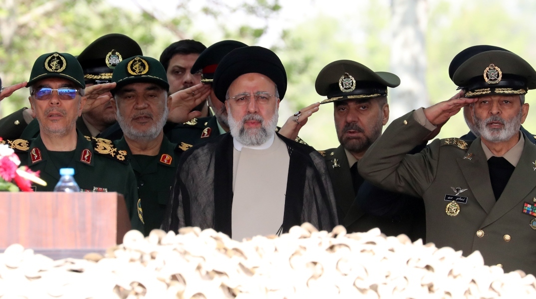 Ο Ιρανός Πρόεδρος Ebrahim Raisi ανάμεσα από Ιρανούς στρατηγούς 