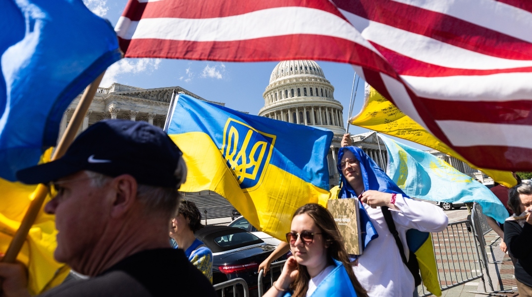 Υποστηρικτές της Ουκρανίας κυματίζουν τις σημαίες των ΗΠΑ και της Ουκρανίας έξω από το Καπιτώλιο των ΗΠΑ 