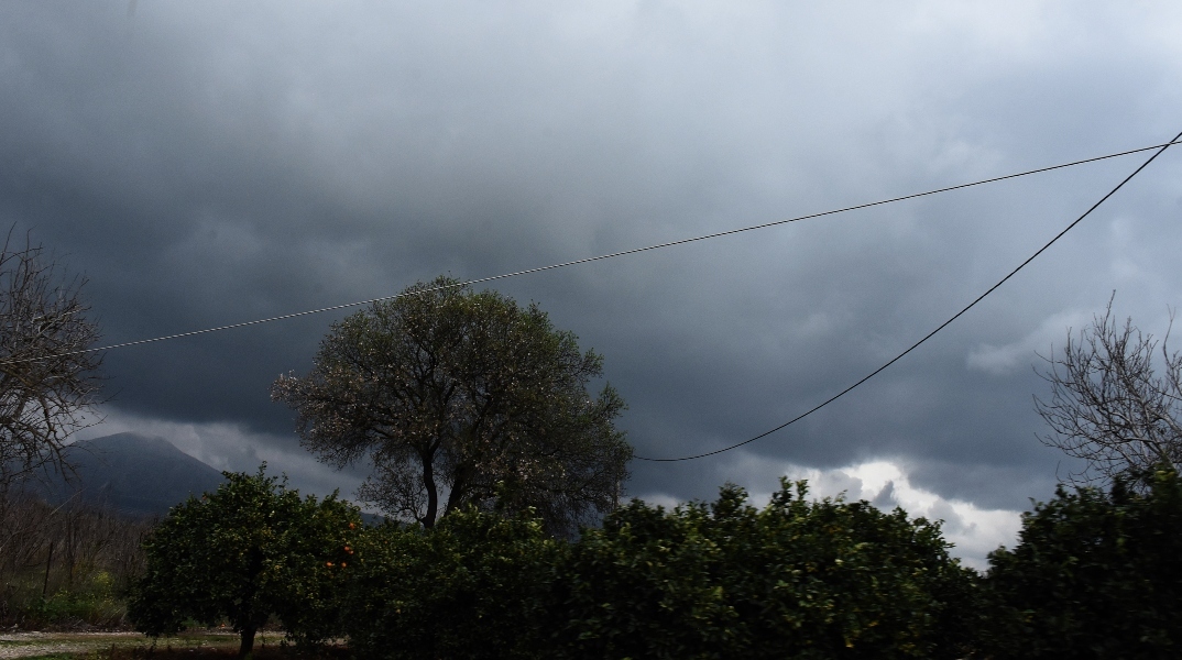 Πράσινα δέντρα - Σύννεφα και στο βάθος βουνά