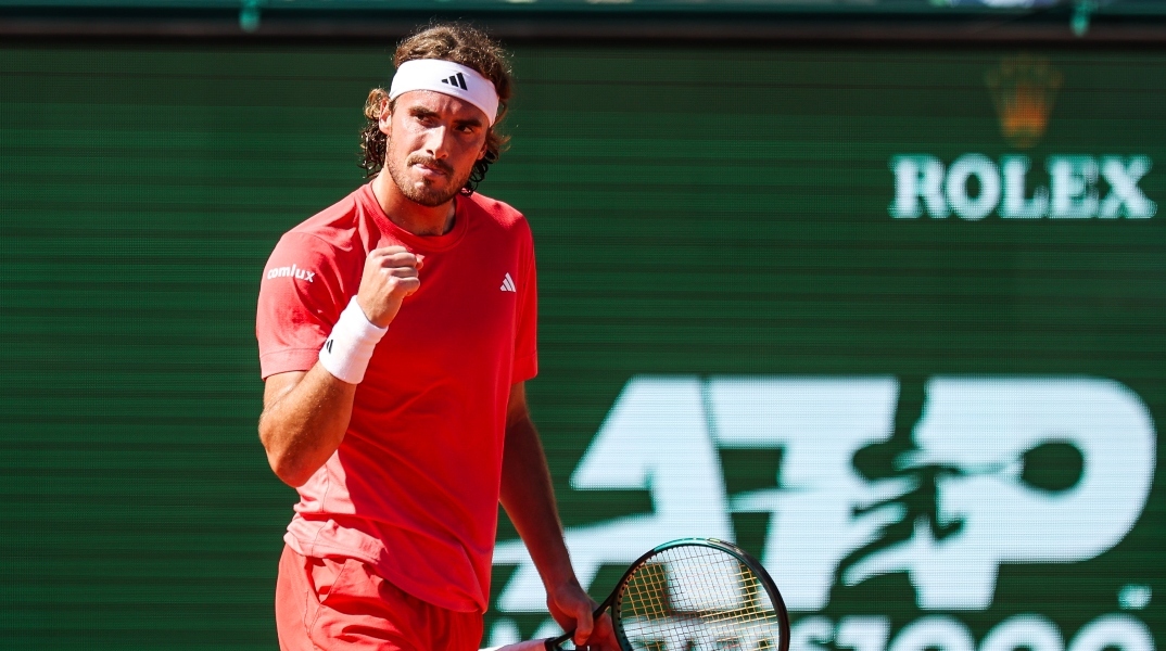 O Τσιτσιπάς με κόκκινη στολή κρατάει ρακέτα