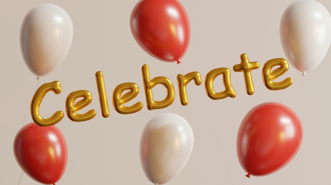 3 κόκκινα και 3 άσπρα μπαλόνια, μαζί με μπαλόνι που γράφει τη λέξη celebrate σε χρυσαφί χρώμα