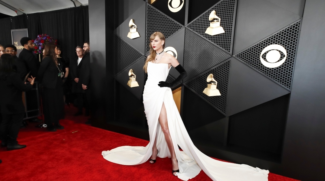Η Τέιλορ Σουίφτ με άσπρο φόρεμα στο κόκκινο χαλί