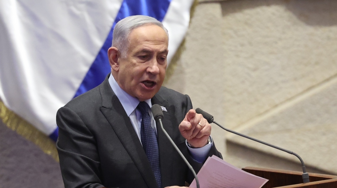 Ο Ισραηλινός πρωθυπουργός Μπενιαμίν Νετανιάχου μιλάει στο βήμα κρατώντας χαρτιά