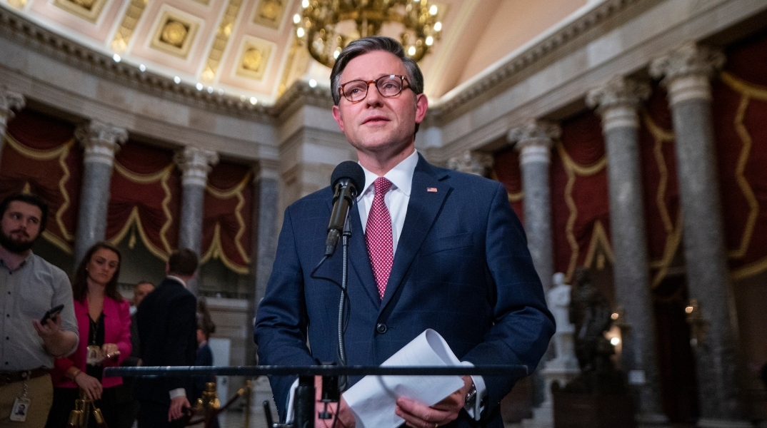 O αμερικανός πρόεδρος της βουλής Μάικ Τζόνσον μιλάει σε μικρόφωνα