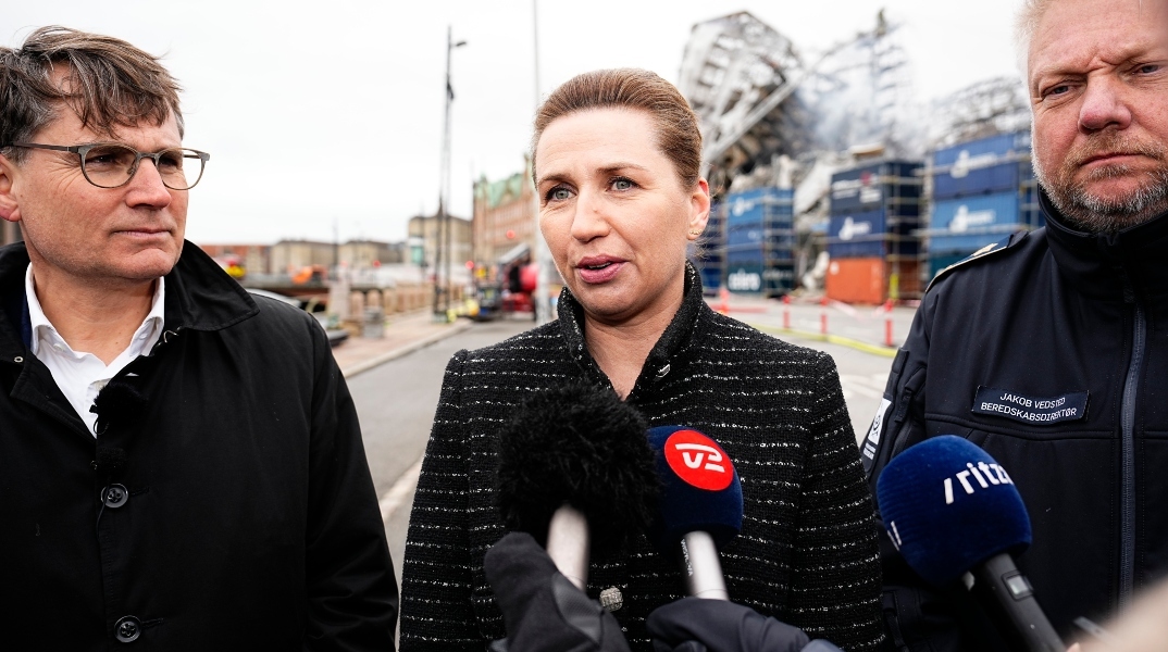 Η πρωθυπουργός της Δανίας μιλάει σε μικρόφωνο 