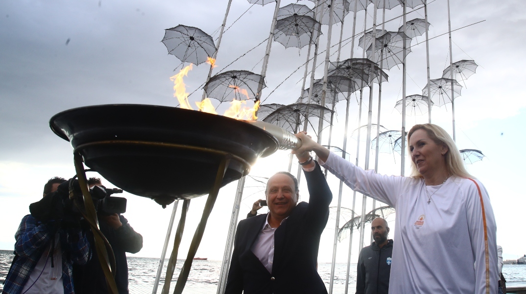 Η Ολυμπιονίκης, Τασούλα Κελεσίδου μαζί με τον δήμαρχο Θεσσαλονίκης, Στέλιο Αγγελούδη, ανάβουν τον βωμό κρατώντας την ολυμπιακή φλόγα