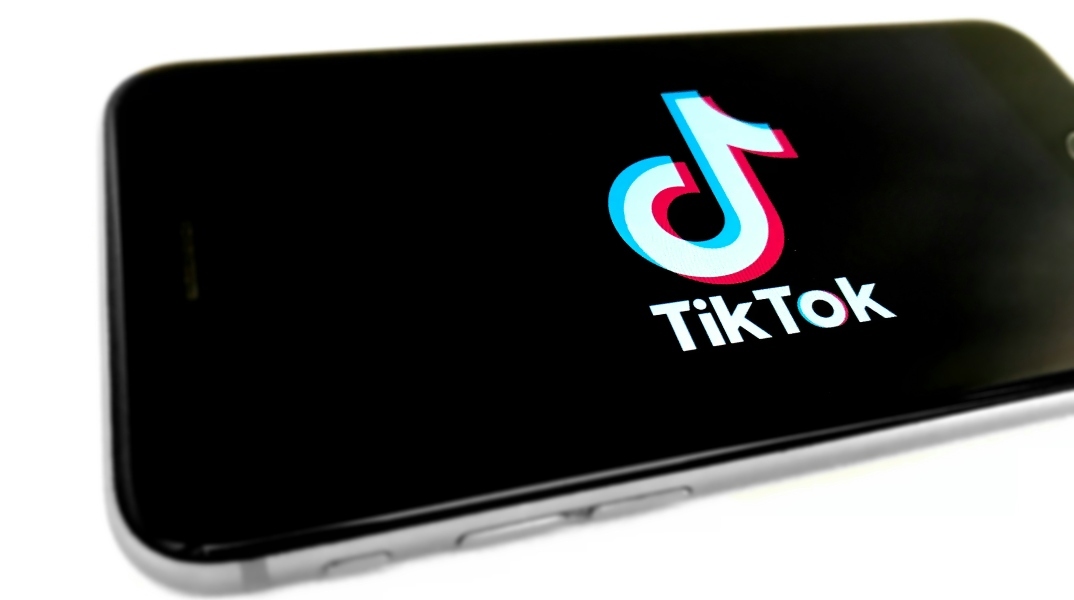 Κινητο τηλέφωνο με το σήμα του TikTok