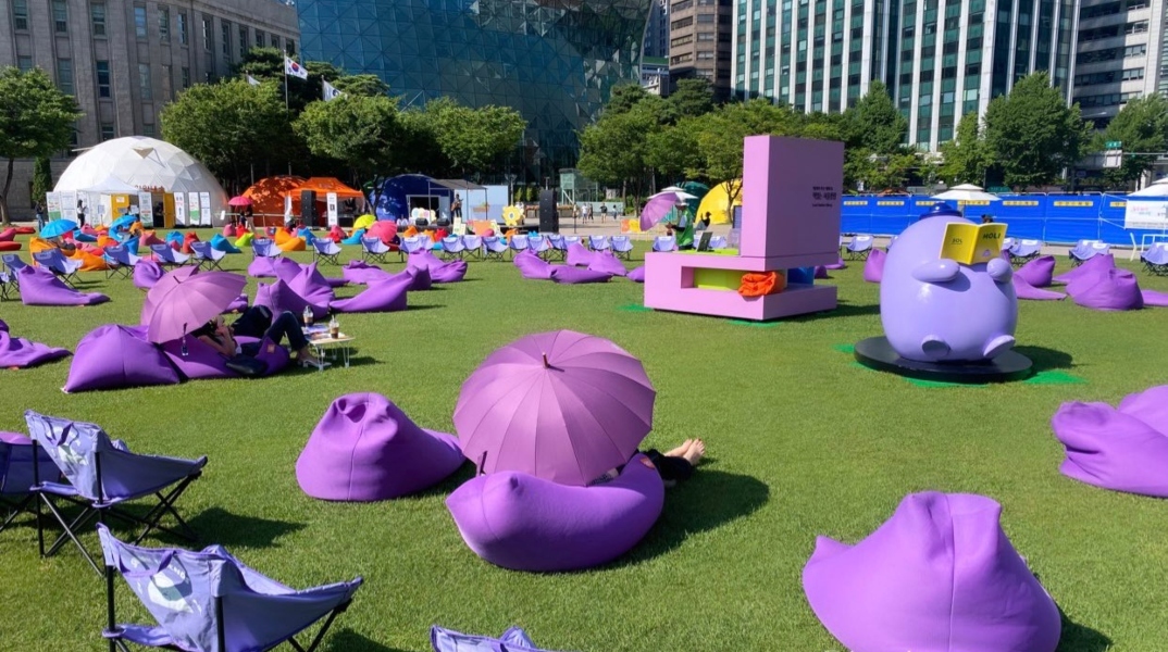 Μωβ καθίσματα σε γκαζόν