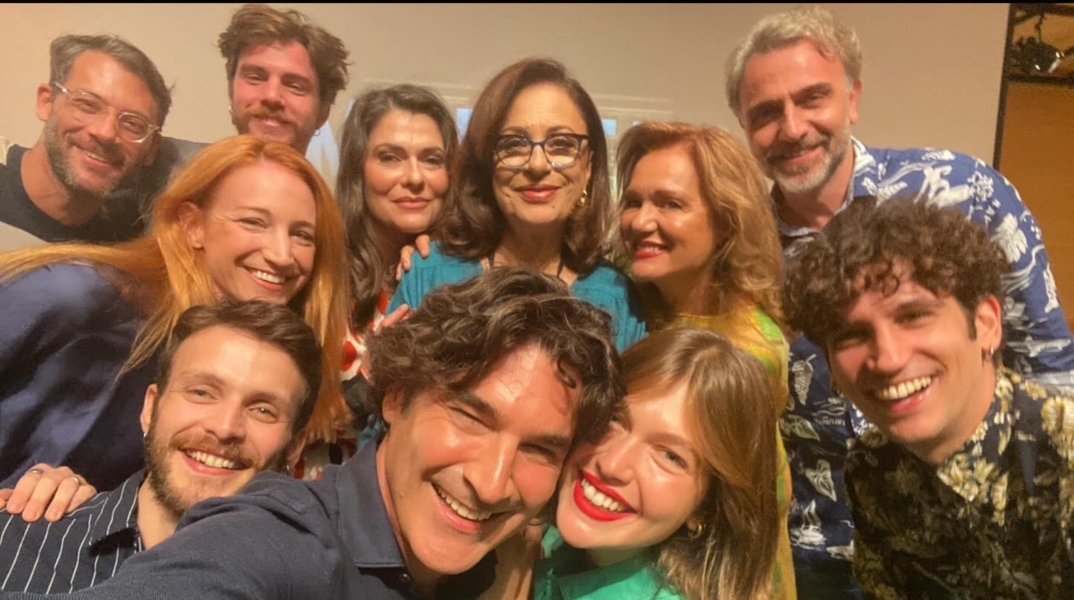 6 άνδρες και 5 γυναίκες ηθοποιοί της σειράς Maestro του Χριστόφορου Παπακαλιάτη