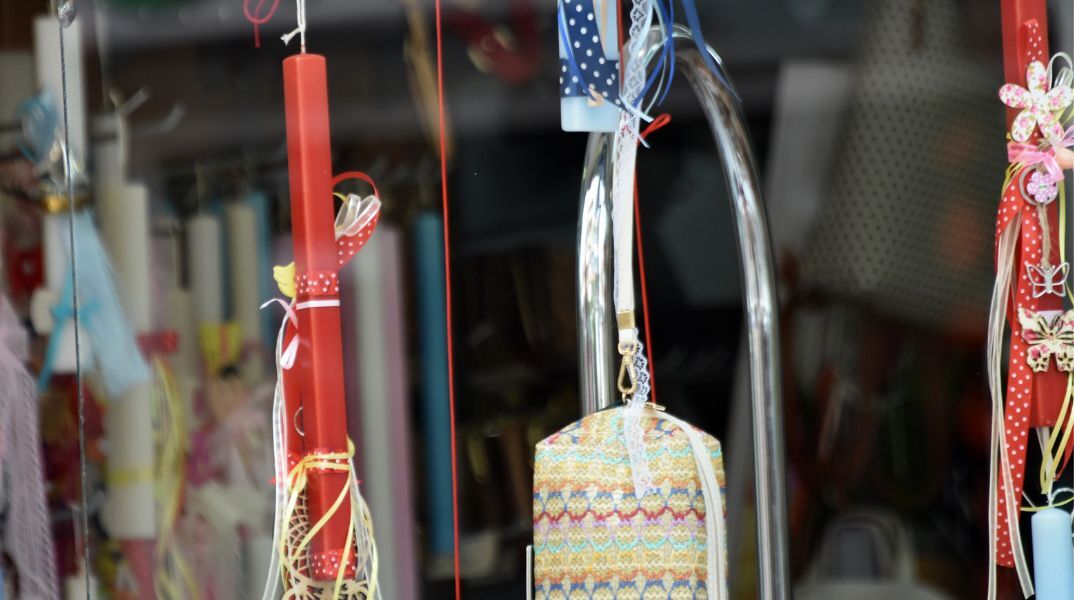 Λαμπάδες κρεμασμένες στη βιτρίνα καταστήματος