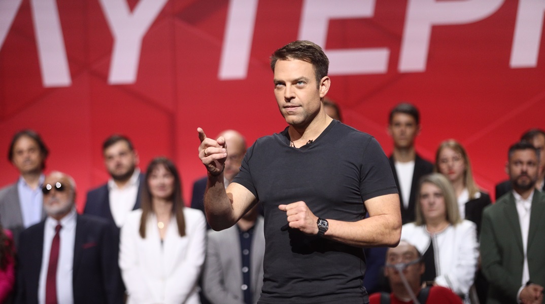 Ο πρόεδρος του ΣΥΡΙΖΑ, Στέφανος Κασσελάκης στην παρουσίαση των υποψηφίων για τις προκριματικές εκλογές ενόψει Ευρωεκλογών 