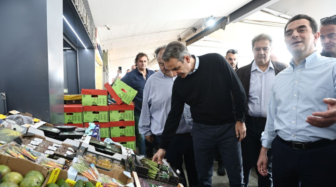 Ο πρωθυπουργός Κυριάκος Μητσοτάκης στη Λαχαναγορά του Ρέντη 
