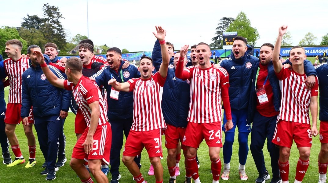 Οι νέοι του Ολυμπιακού πανηγυρίζουν τη πρόκριση στον τελικό του Youth League