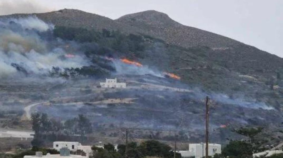 Φωτιά στην Πάρο, καίει κοντά σε σπίτια - Μήνυμα από το 112