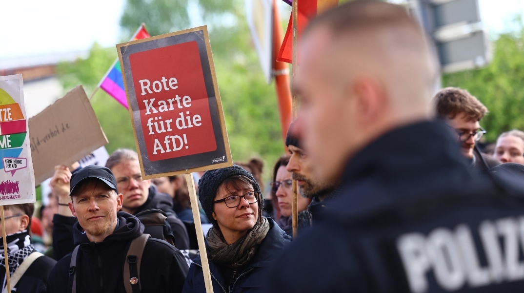 Γερμανοί διαδηλώνουν κατά του κόμματος AFD μπροστά από αστυνομικούς