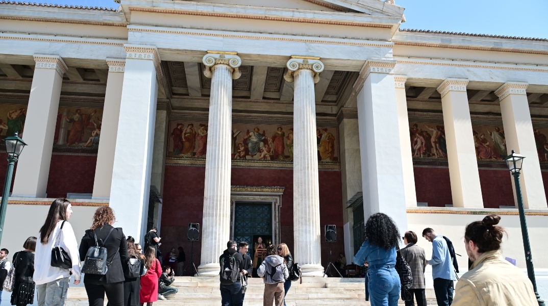 Φοιτητές μπροστά από είσοδο πανεπιστημίου