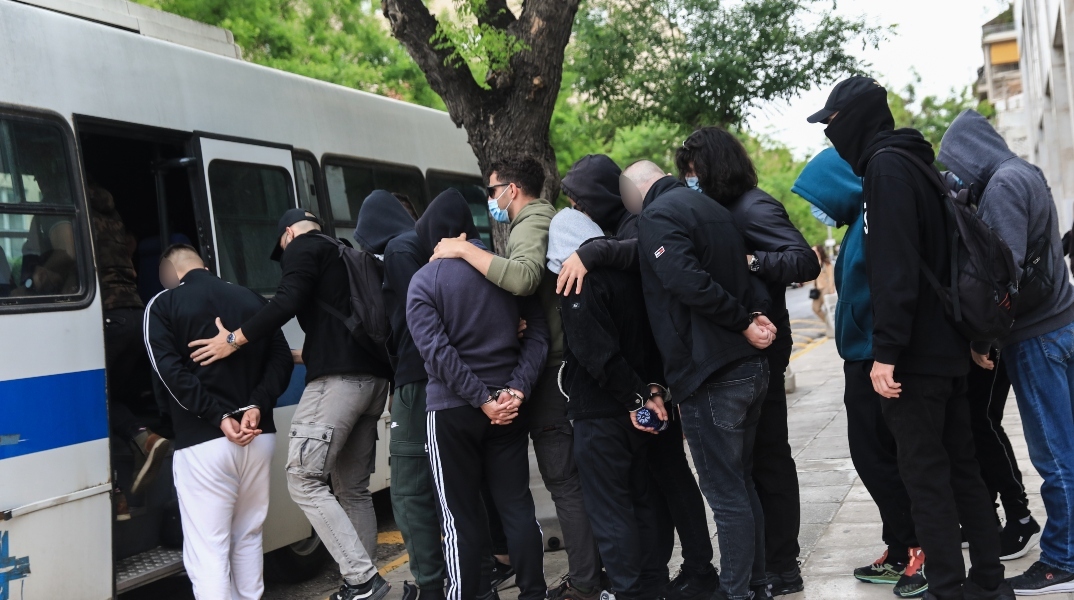 12 άτομα με κουκούλες μπαίνουν σε όχημα της αστυνομίας