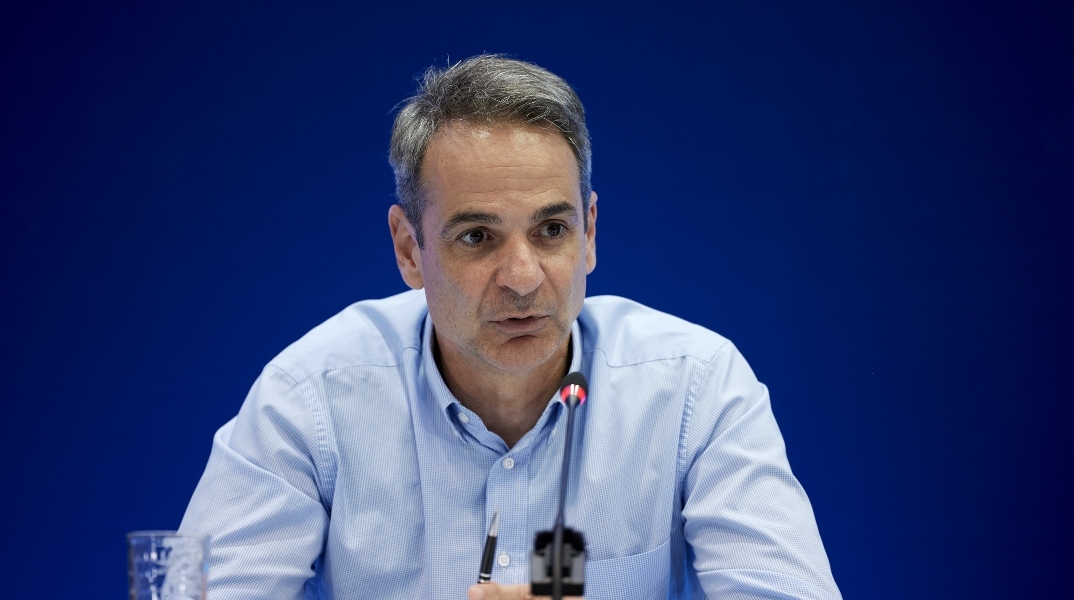 Ο Κυριάκος Μητσοτάκης μιλάει στο μικρόφωνο