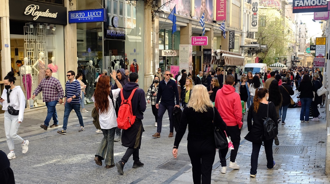 Κόσμος και μαγαζιά στην Ερμού 