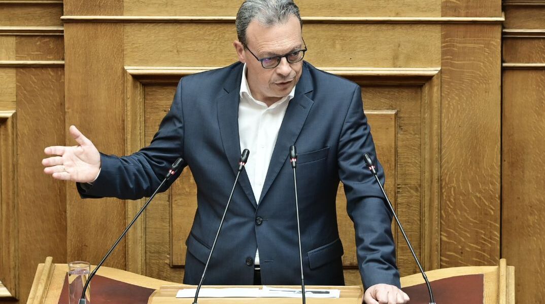 Φάμελλος: Άνοιξε μέτωπο με την κυβέρνηση για την οικονομία