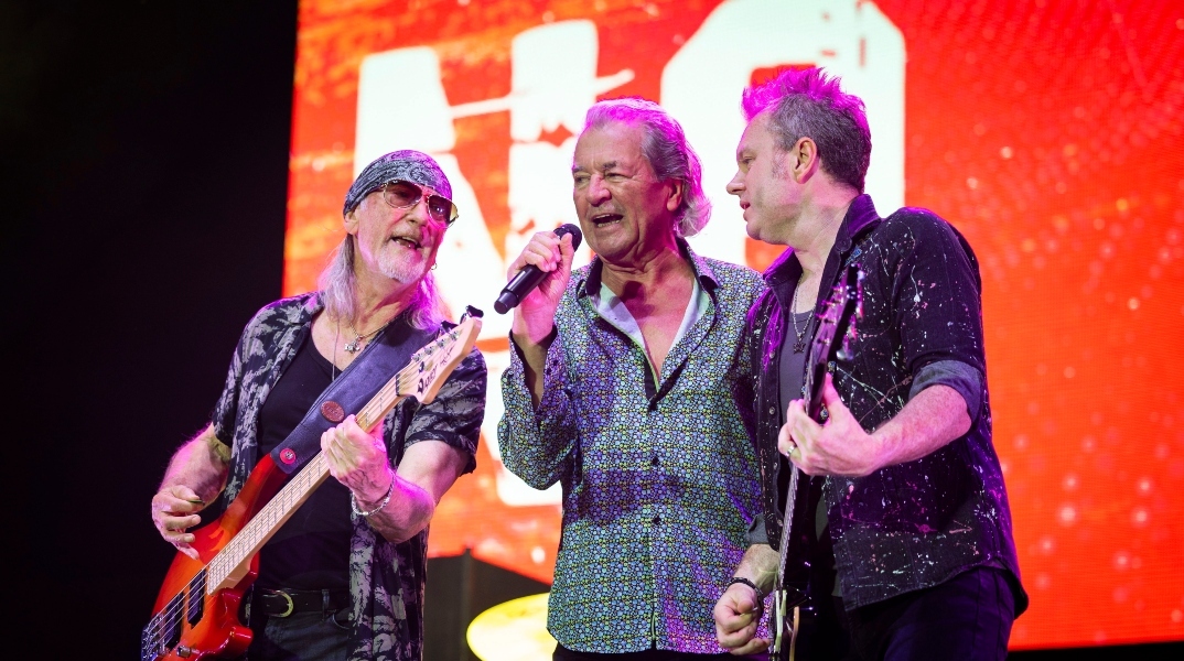 Ο τραγουδιστής Ίαν Γκίλαν, ο μπασίστας Ρότζερ Γκλόβερ και ο νέος κιθαρίστας Σάιμον ΜακΜπράιντ