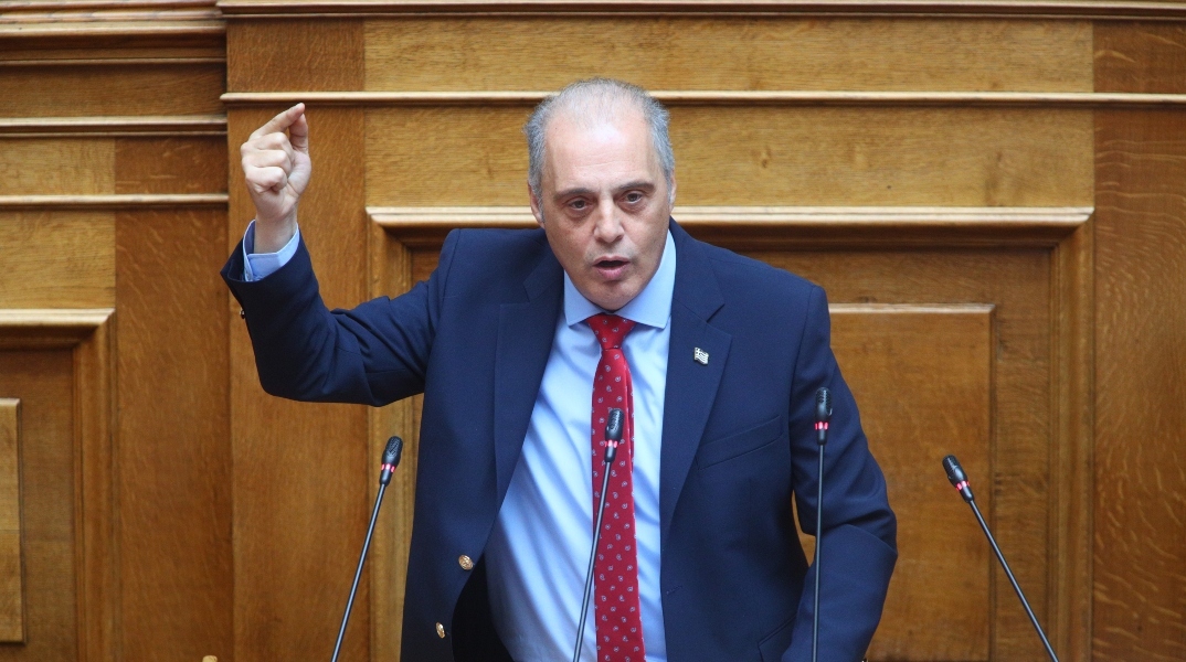 Ο πρόεδρος της Ελληνικής Λύσης, Κυριάκος Βελόπουλος μιλάει στη Βουλή με σηκωμένο χέρι
