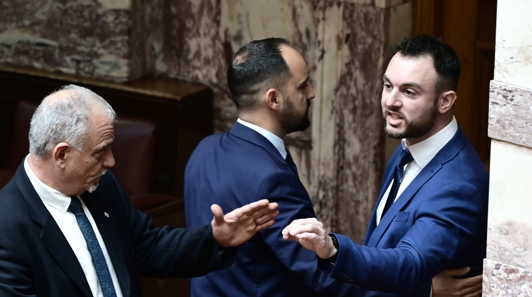 Ο Κωνσταντίνος Φλώρος στη Βουλή μαζί με 2 άνδρες να τον κρατάνε