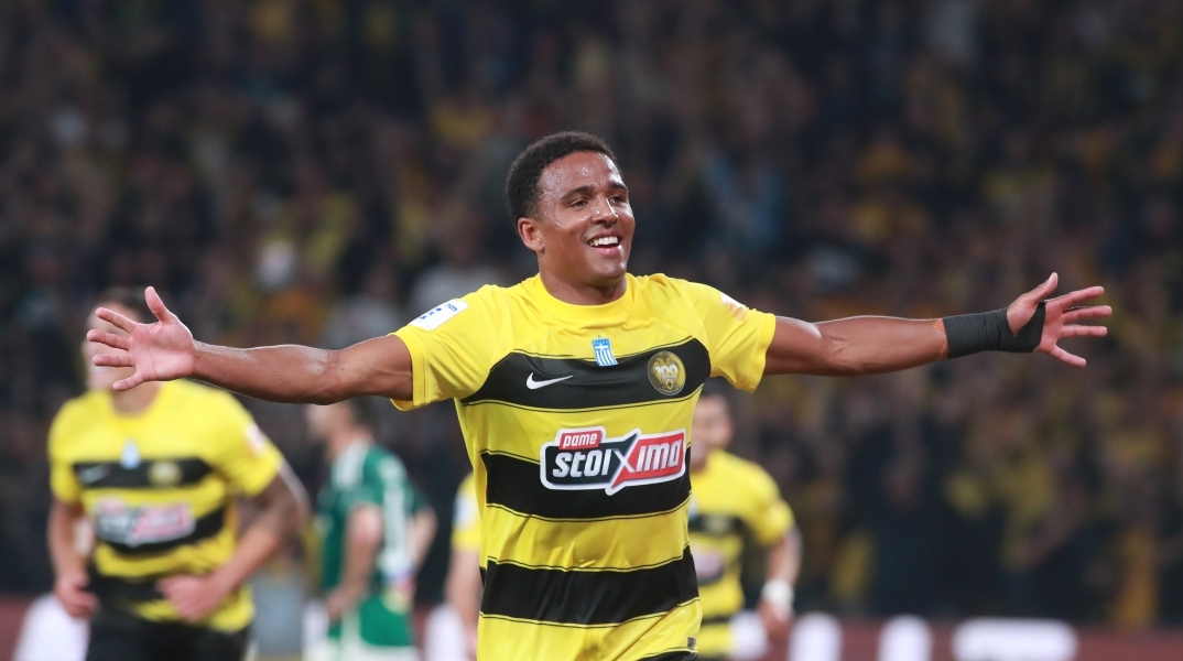 Ποδοσφαιριστής της ΑΕΚ τρέχει με ανοιχτά τα χέρια - φοράει κιτρινόμαυρη στολή