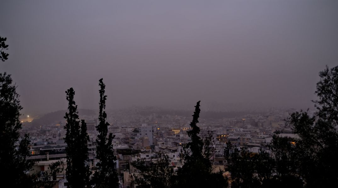 Η αφρικανική σκόνη σκέπασε τον ουρανό και τις πρωινές ώρες