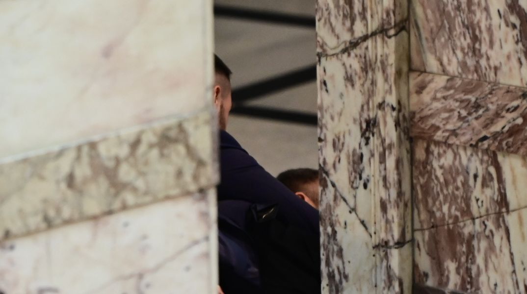 Στο Αυτόφωρο στέλνει τον Φλώρο ο πρόεδρος της Βουλής μετά τον ξυλοδαρμό 