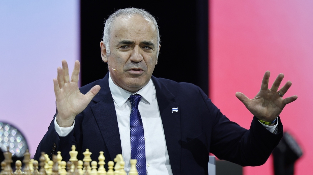 Ο  Γκάρι Κασπάροφ δίπλα σε μια σκακιέρα με πιόνια