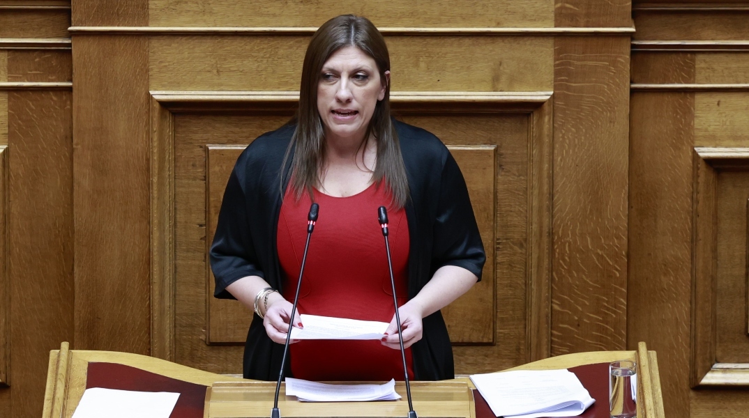 Η πρόεδρος της Πλεύσης Ελευθερίας, Ζωή Κωνσταντοπούλου μιλάει όρθια στη Βουλή
