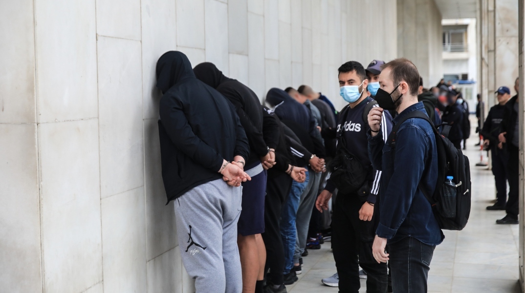 Άνδρες με χειροπέδες κολλητά σε τοίχο