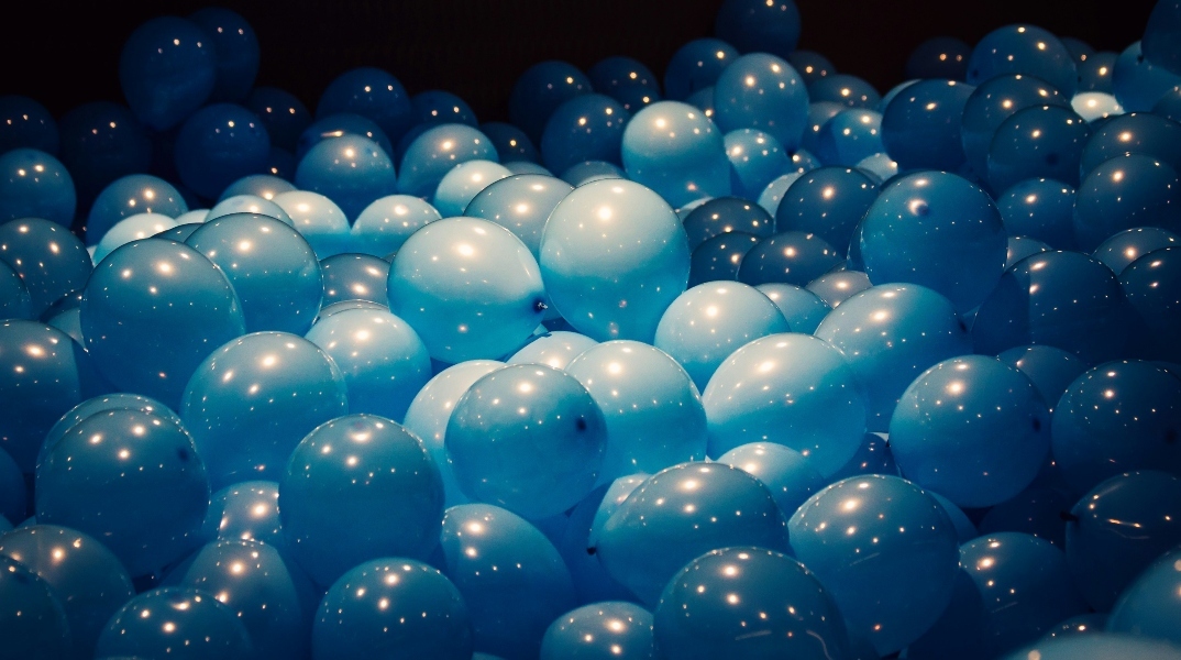 Δεκάδες μπλε μπαλόνια