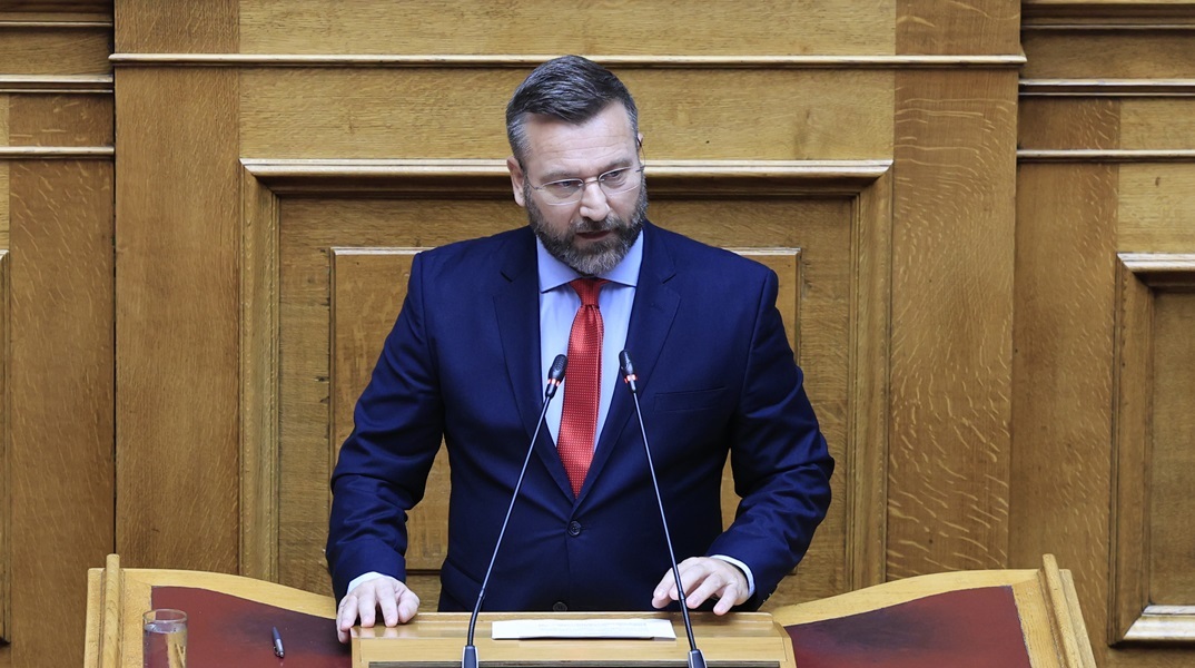 Ο Βασίλης Γραμμένος στο έδρανο της Βουλής