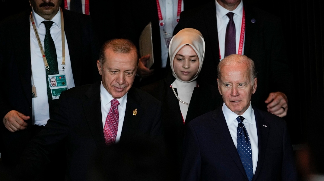 Ερντογάν, Μπάιντεν μαζί με νεαρή γυναίκα και 2 σωματοφύλακες