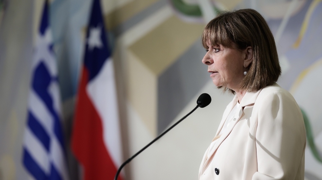 Η Πρόεδρος της Δημοκρατίας, Κατερίνα Σακελλαροπούλου μιλάει όρθια σε μικρόφωνο