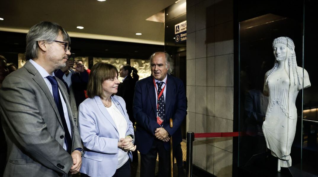 Σακελλαροπούλου: Αποκαλυπτήρια αγάλματος στο μετρό του Σαντιάγο «Grecia»