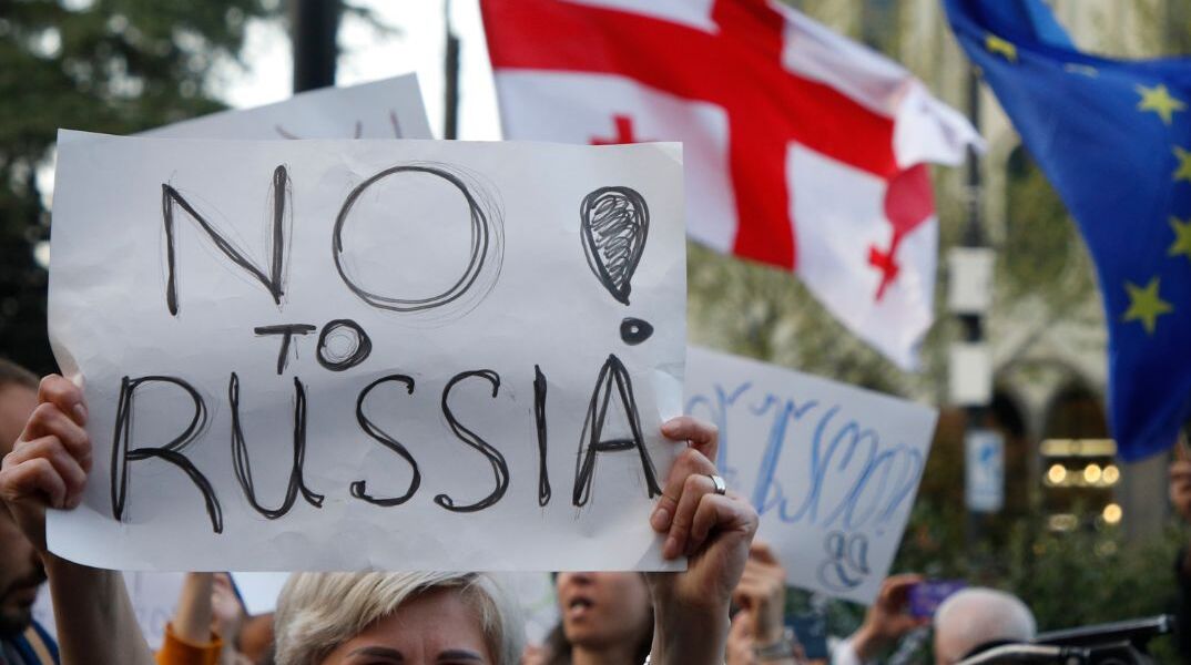 Γεωργία: Βουλευτίνα χτύπησε στο κεφάλι συνάδελφό της με μπουκάλι νερό